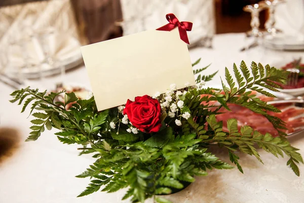 Bruiloft Tafel Zetting Met Een Rode Roos Blanco Kaart — Stockfoto