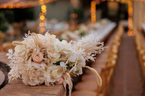 Hochzeitsdekoration Mit Blumen Auf Verschwommenem Hintergrund — Stockfoto
