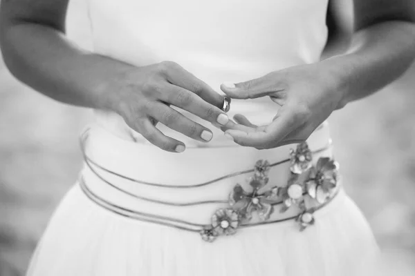 Fekete Fehér Esküvői Ruha Menyasszony Gyűrűvel Kezében — Stock Fotó