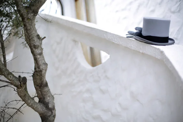 白い壁に灰色の帽子の垂直ショット — ストック写真