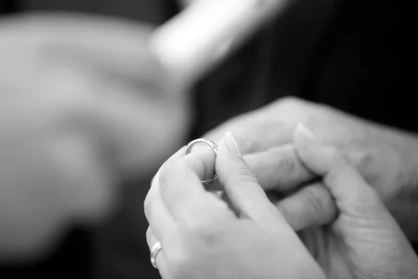 Esküvő Gyűrű Kézen — Stock Fotó