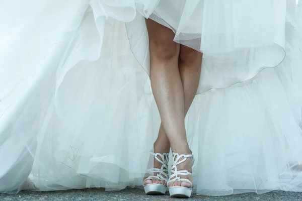 Menyasszony Gyönyörű Lábai Esküvői Cipővel — Stock Fotó