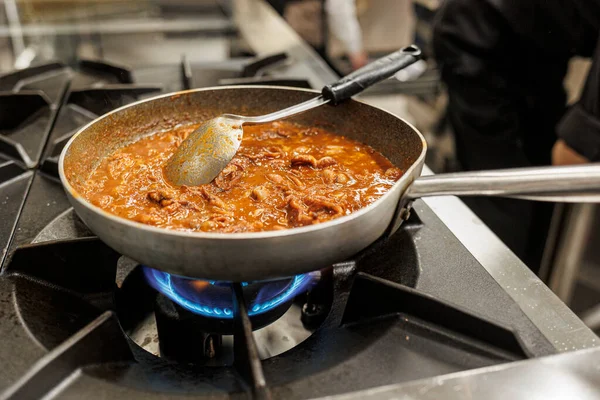 Zbliżenie Ujęcie Szefa Kuchni Gotowanie Patelni Restauracji — Zdjęcie stockowe