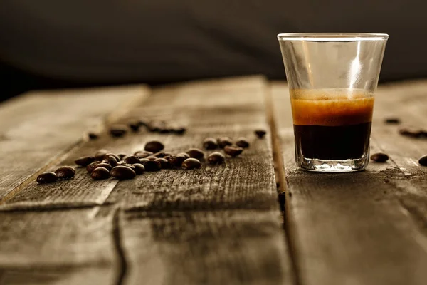 Eine Tasse Espresso Mit Kaffeebohnen Auf Einem Holztisch — Stockfoto