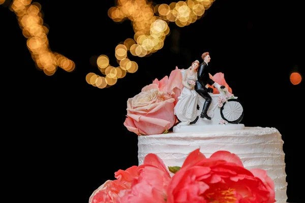 Koyu Arka Plan Üzerinde Düğün Pastası — Stok fotoğraf