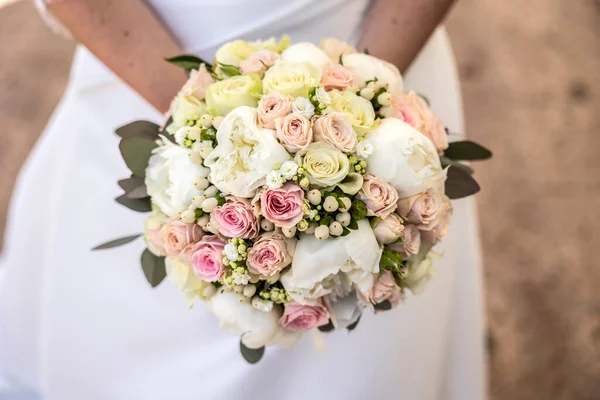 Schöner Hochzeitsstrauß Aus Blumen Braut Und Bräutigam — Stockfoto