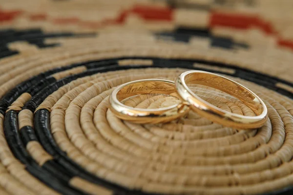 Anéis Casamento Fundo Branco — Fotografia de Stock