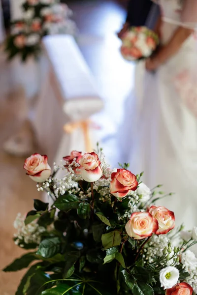 Svatební Kytice Rukou Nevěsty — Stock fotografie