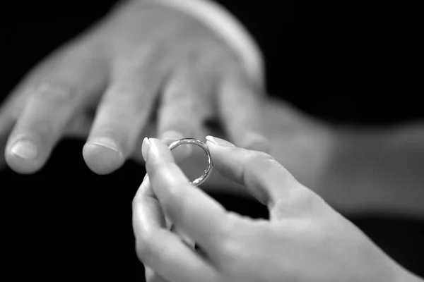 Γαμήλιο Δαχτυλίδι Στα Χέρια — Φωτογραφία Αρχείου
