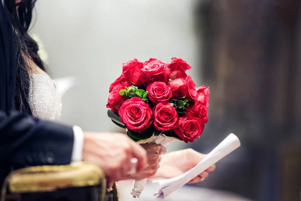 Mariée Tenant Une Rose Rouge — Photo
