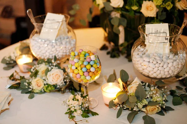 Table Delicious Variegated Sugared Almonds Elegantly Displayed Table Candies Wedding — Stock Photo, Image