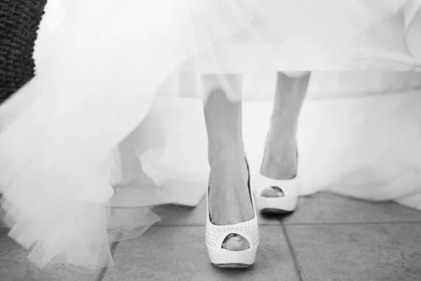 Красивая Невеста Свадебных Туфлях Вуалью — стоковое фото