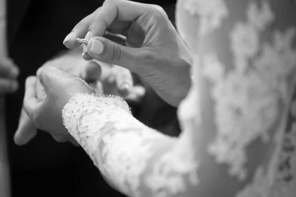 新郎新婦が結婚指輪を持っていて — ストック写真