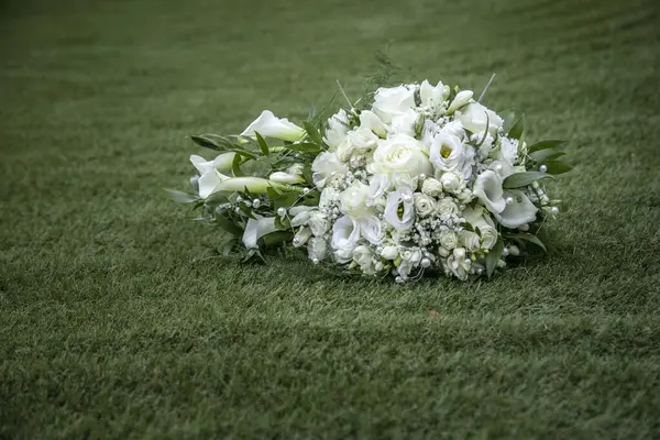 Λευκό Γαμήλιο Μπουκέτο Πράσινο Γρασίδι — Φωτογραφία Αρχείου