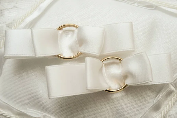 Bílé Snubní Prsteny Bílá Hedvábná Tkanina — Stock fotografie
