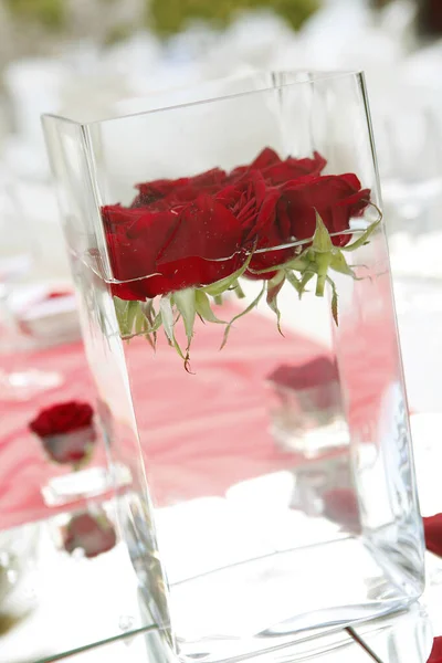 Τραπέζι Γάμου Κόκκινα Τριαντάφυλλα — Φωτογραφία Αρχείου