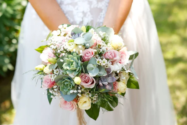 Όμορφη Νύφη Κρατώντας Μπουκέτο Από Λευκά Τριαντάφυλλα Γαμήλιο Μπουκέτο — Φωτογραφία Αρχείου