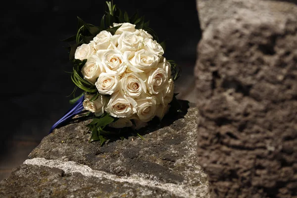 Weiße Rosen Auf Dem Grab — Stockfoto