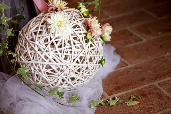 Svatební Kytice Dřevěném Pozadí Květinami Svatební Prsteny — Stock fotografie