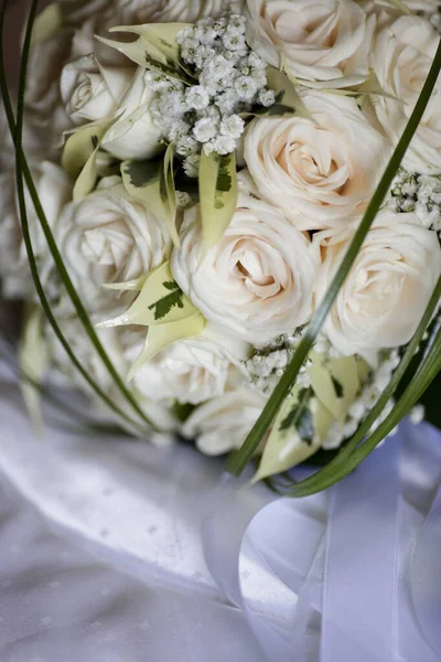 Bouquet Mariée Blanc Avec Des Roses Des Rubans — Photo