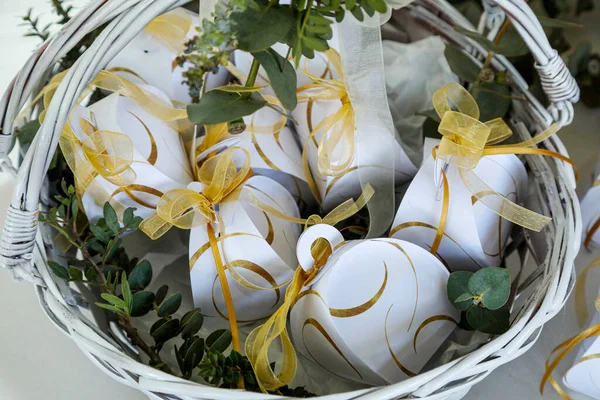 Hermosos Huevos Pascua Plato Blanco —  Fotos de Stock