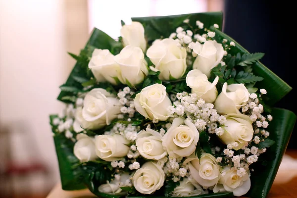 Όμορφο Νυφικό Μπουκέτο Λουλούδια Λευκά Τριαντάφυλλα — Φωτογραφία Αρχείου