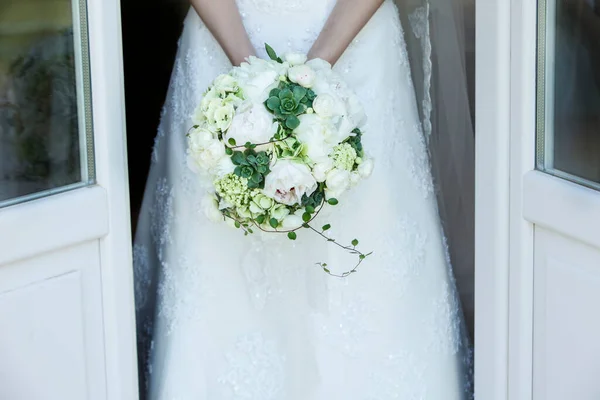Braut Hält Hochzeitsblumen Strauß — Stockfoto