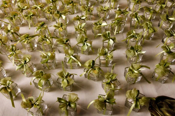 Стаканы Зелеными Лентами Свадьбы — стоковое фото