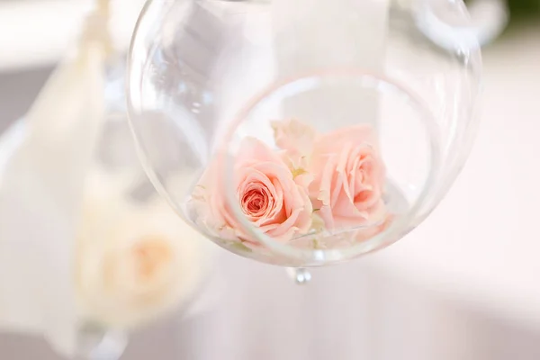 Hermosas Rosas Rosadas Jarrón Cristal —  Fotos de Stock