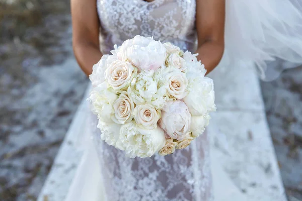 Gyönyörű Esküvői Csokor Virágokkal Menyasszony Csokor Rózsa Esküvő Napja — Stock Fotó