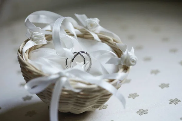 结婚戒指在一个盒子里 结婚戒指的形式是蝴蝶结 — 图库照片