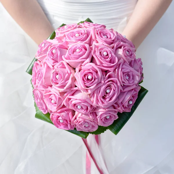 Свадебный Букет Розовых Роз — стоковое фото