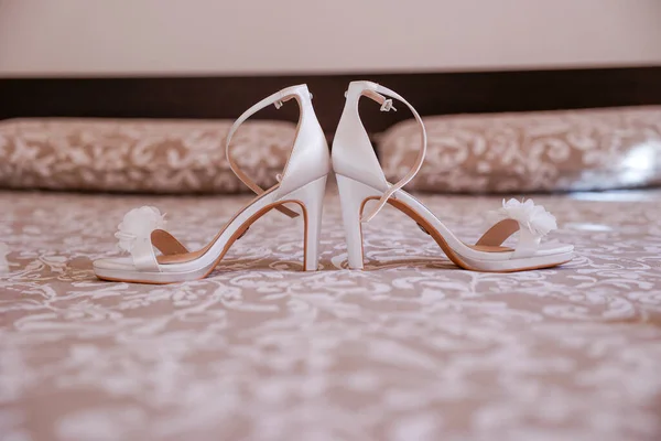 Белые Свадебные Туфли Обручальные Кольца — стоковое фото