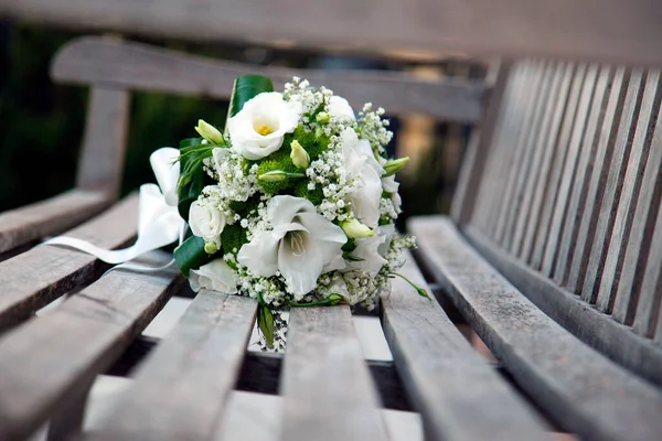 漂亮的白色新娘花束 有花朵 戒指和婚纱 — 图库照片