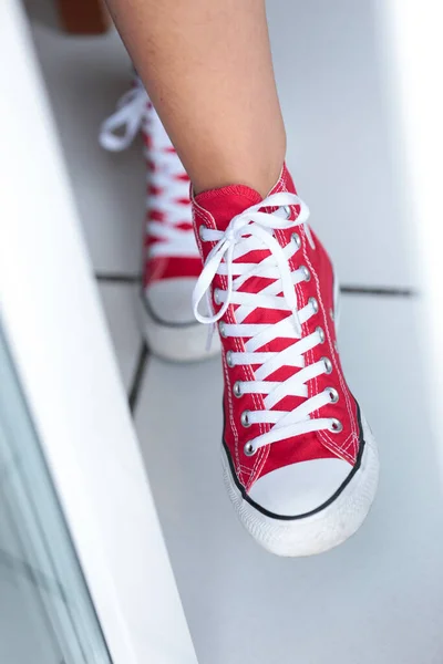 Πόδια Πάνινα Παπούτσια Κόκκινο — Φωτογραφία Αρχείου
