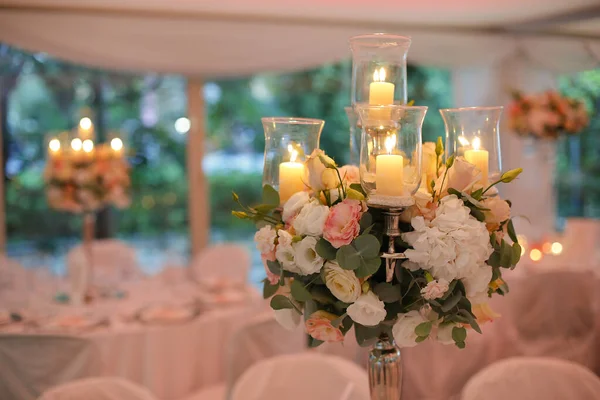 Schöne Kerzen Und Blumen Auf Dem Hochzeitstisch — Stockfoto