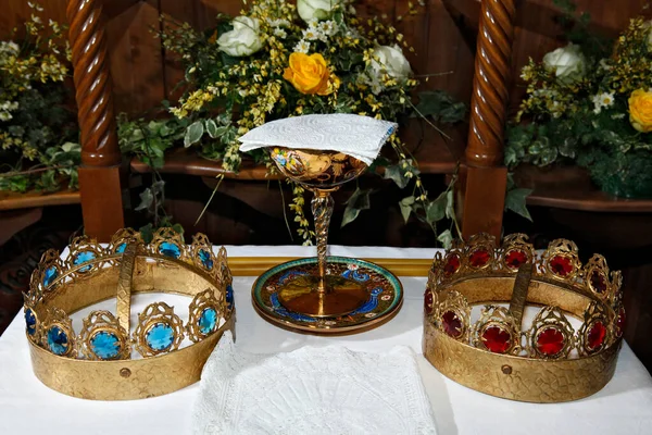 Menutup Mahkota Emas Dan Cangkir Atas Meja — Stok Foto