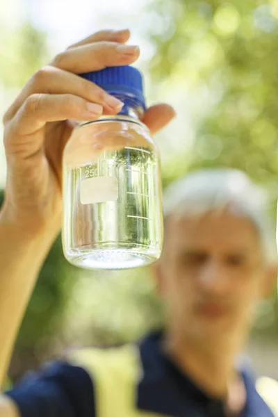 Чоловічий Вчений Склянкою Води Лабораторії — стокове фото