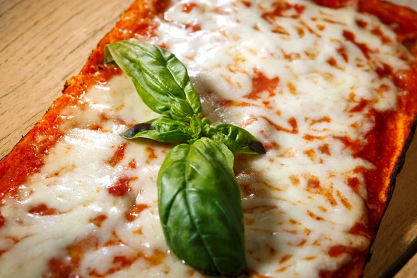 Olasz Pizza Bazsalikommal Mozzarellával Közelkép — Stock Fotó