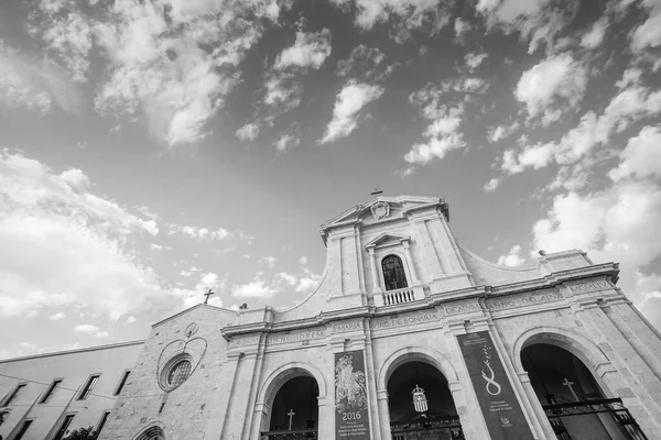 Die Alte Kirche Über Dem Himmel Schwarz Und Weiß — Stockfoto