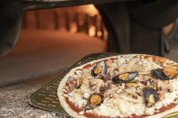 Ízletes Olasz Pizza Gombával Csirke Sajt — Stock Fotó