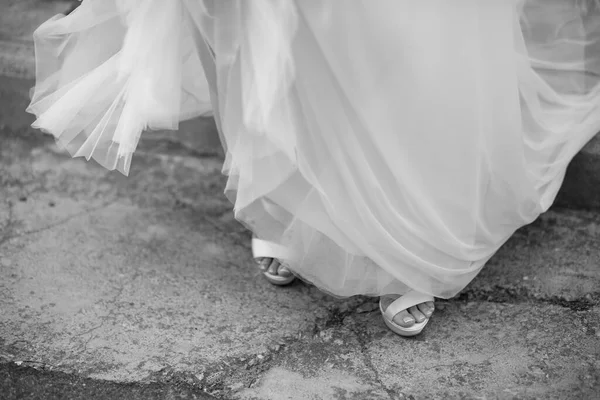 Весільна Сукня Ногах Нареченої — стокове фото