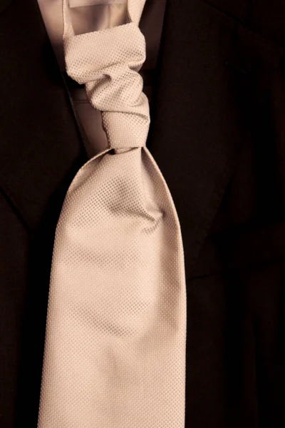 丝织品上的漂亮领带的特写镜头 有模糊的灯光 — 图库照片