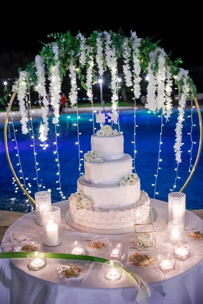 Красивые Цветы Свадебный Торт Столе — стоковое фото