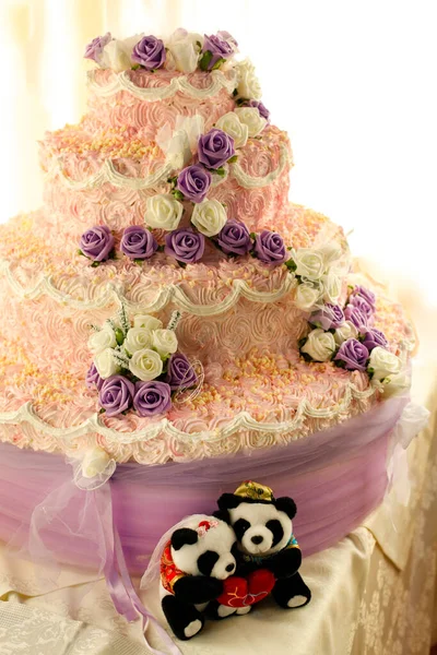Güllü Çiçekli Düğün Pastası — Stok fotoğraf