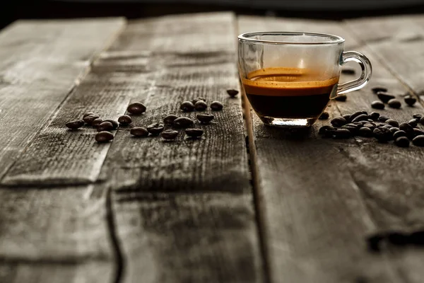 Tasse Kaffee Auf Dunklem Holz — Stockfoto