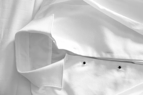 Κοντινό Πλάνο Ενός Λευκού Πουκάμισου Μαύρα Κουμπιά Ένα Κρεβάτι — Φωτογραφία Αρχείου