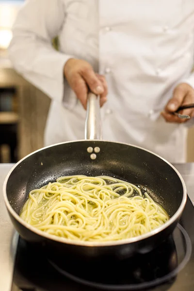 Koch Kocht Spaghetti Der Küche — Stockfoto