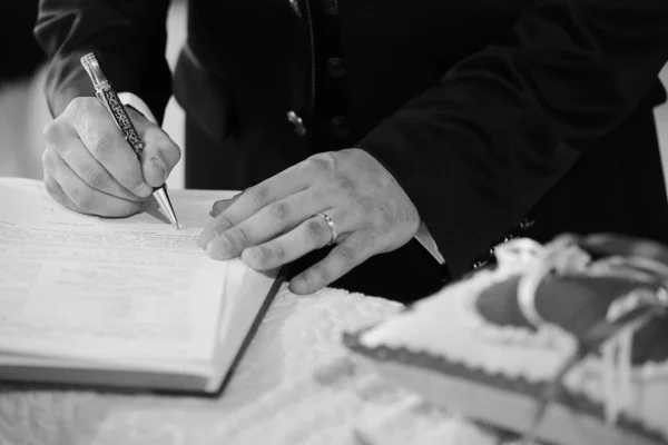 Handen Van Een Bruidegom Signeren Close — Stockfoto