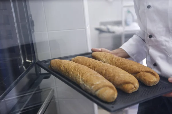 Boulanger Dans Tablier Tenant Des Petits Pains Frais Cuits Four — Photo